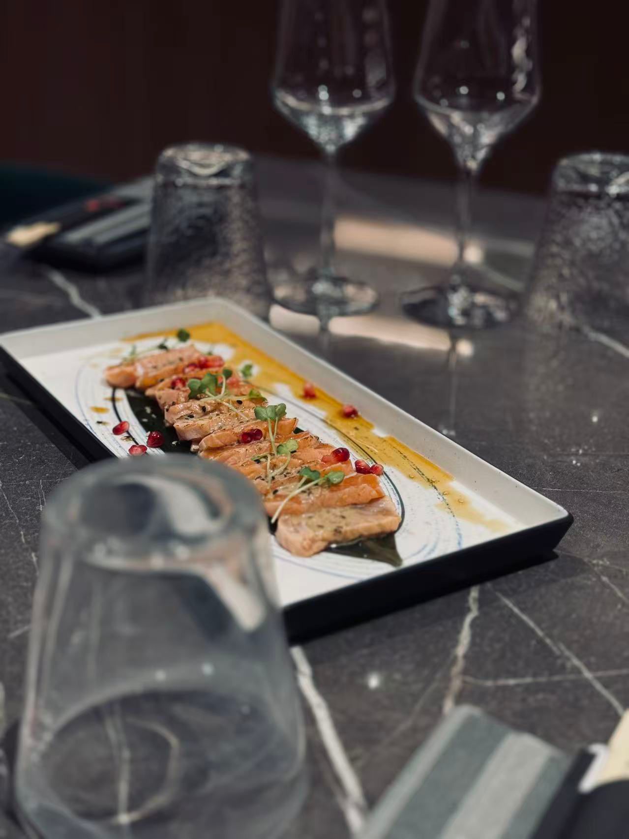 Tataki di salmone con melograno