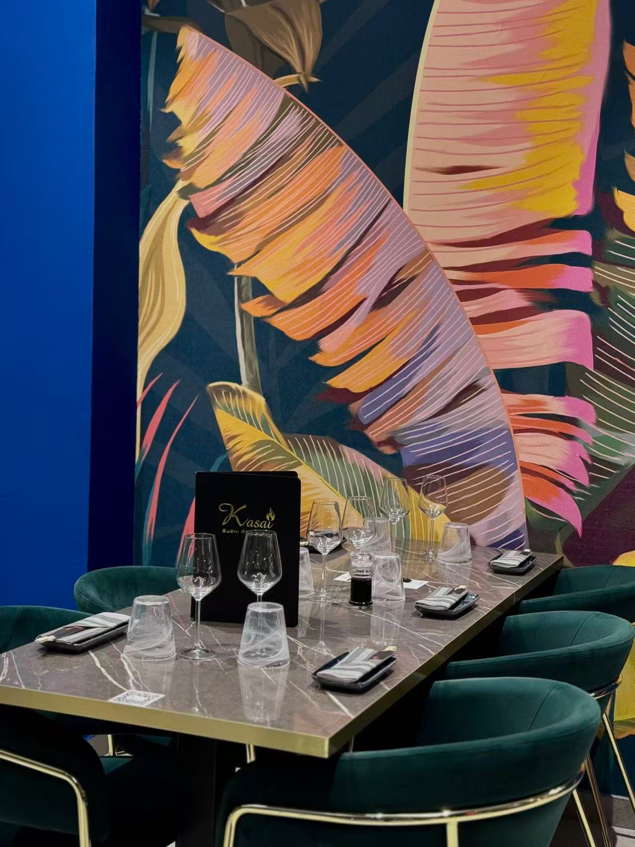 Tavolo con murale tropicale