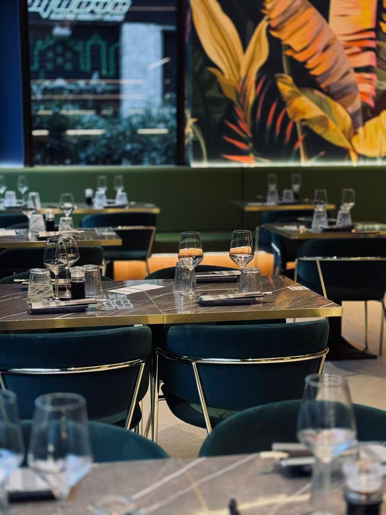 Interno del ristorante Kasai Sushi Milano — pareti blu cobalto, lampadario corallo, murale tropicale