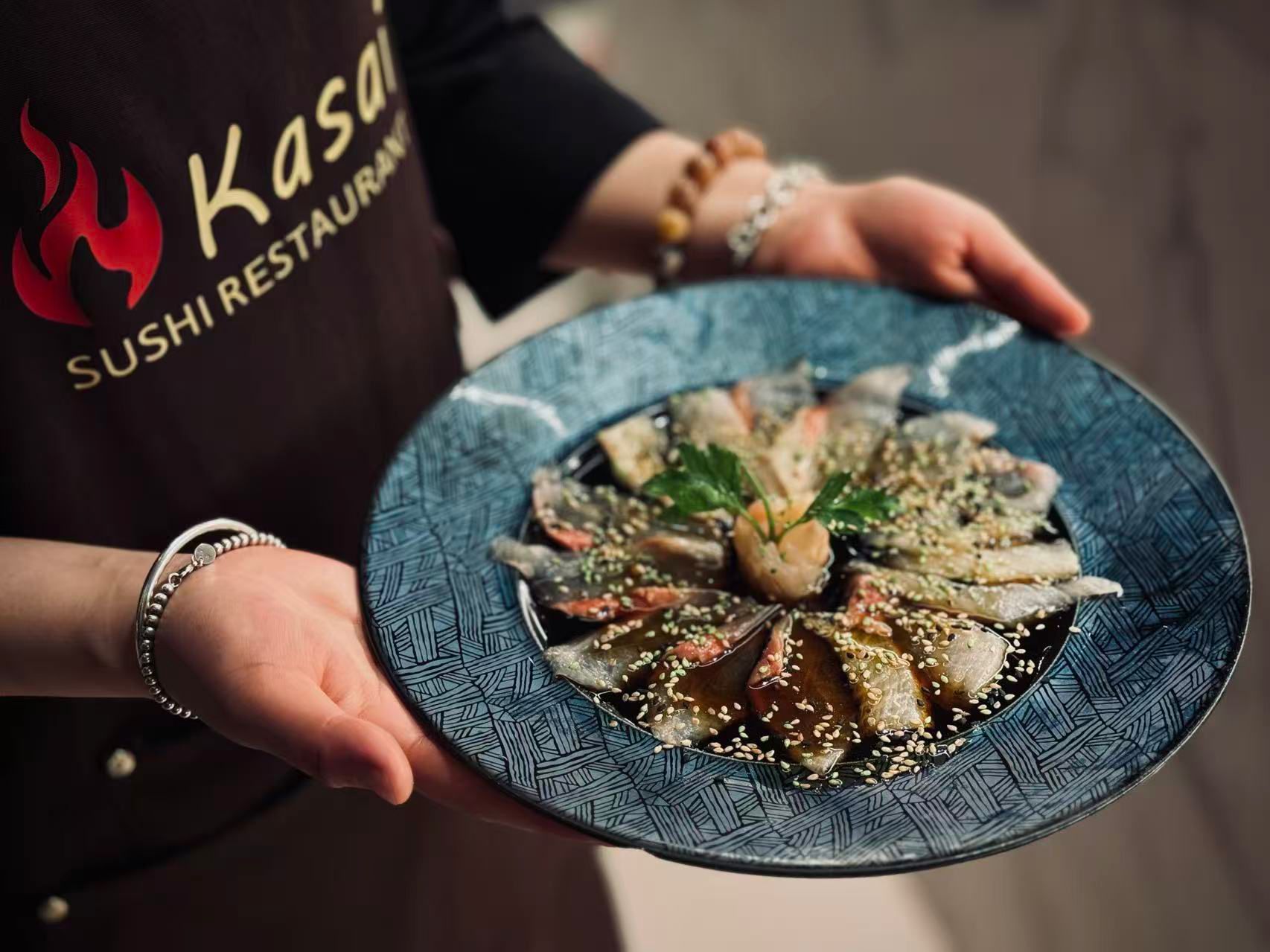 Carpaccio di pesce su piatto blu